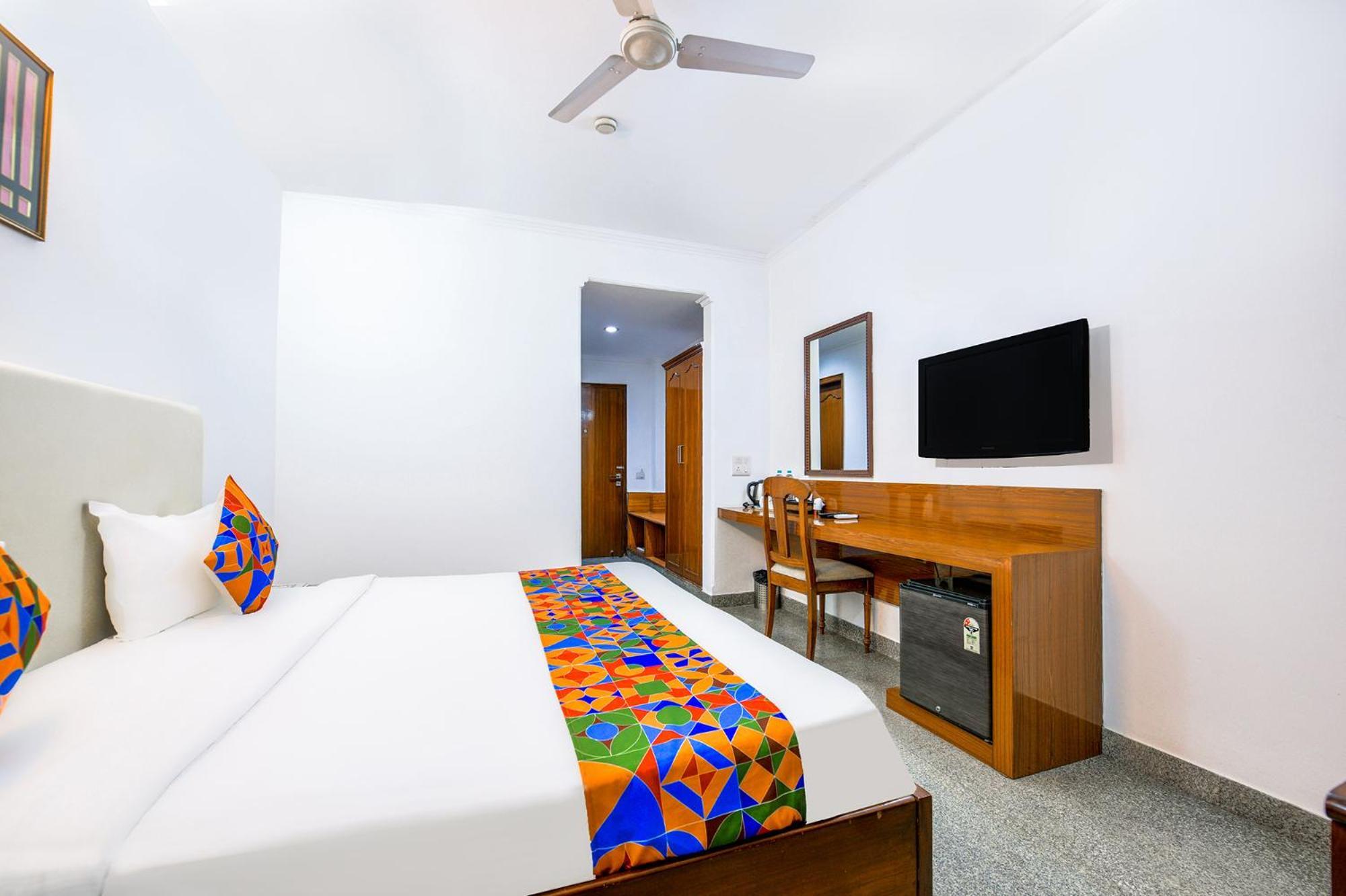 Hotel Exotica Leisure Valley, Gurgaon Bagian luar foto