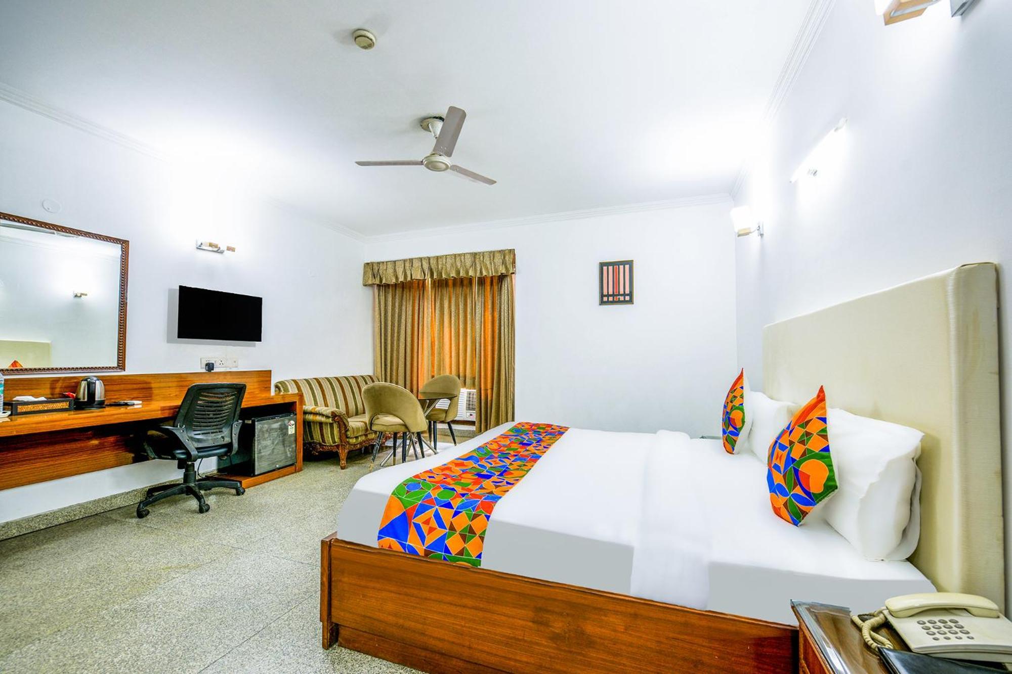 Hotel Exotica Leisure Valley, Gurgaon Bagian luar foto