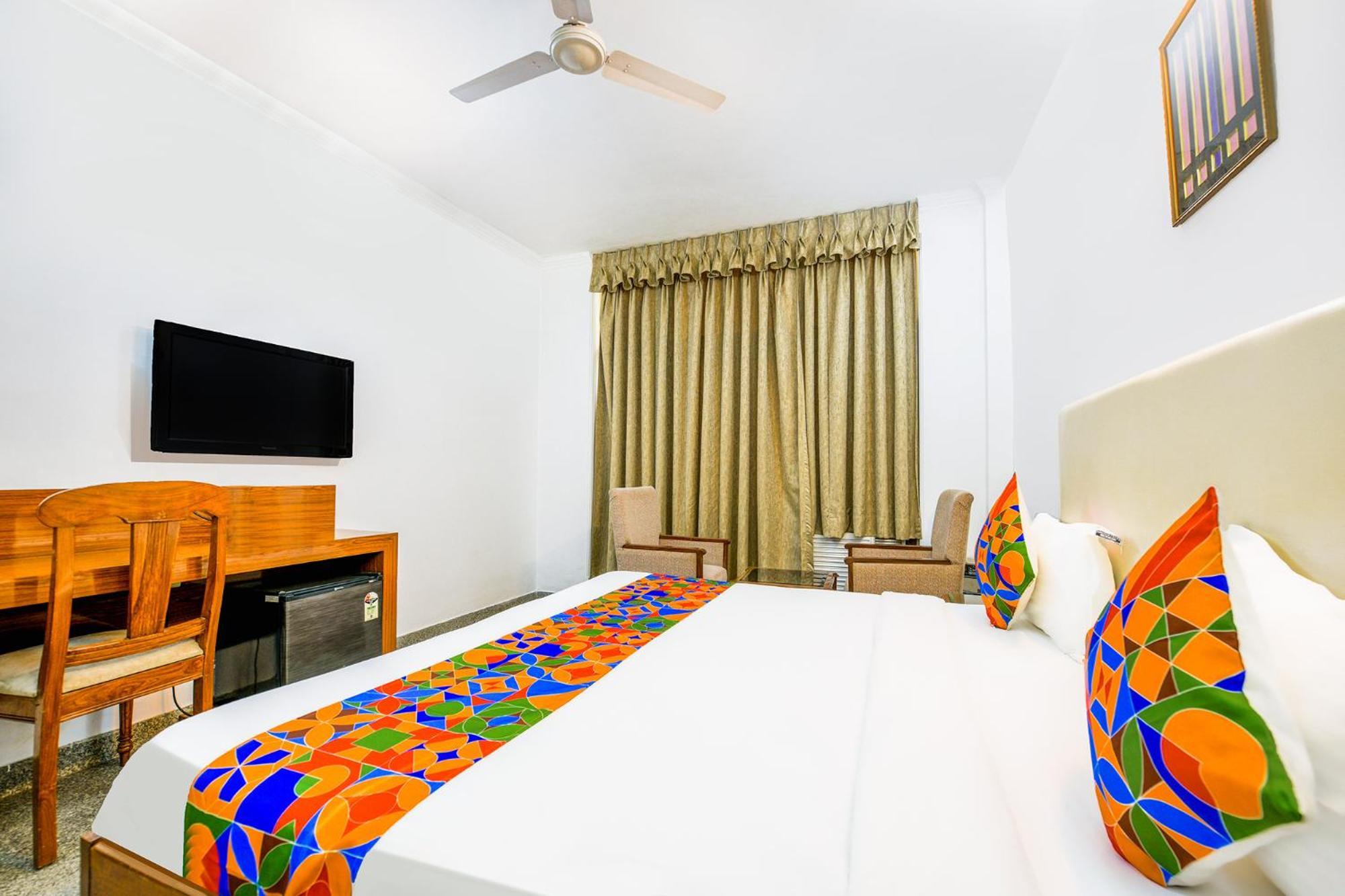 Hotel Exotica Leisure Valley, Gurgaon Bagian luar foto