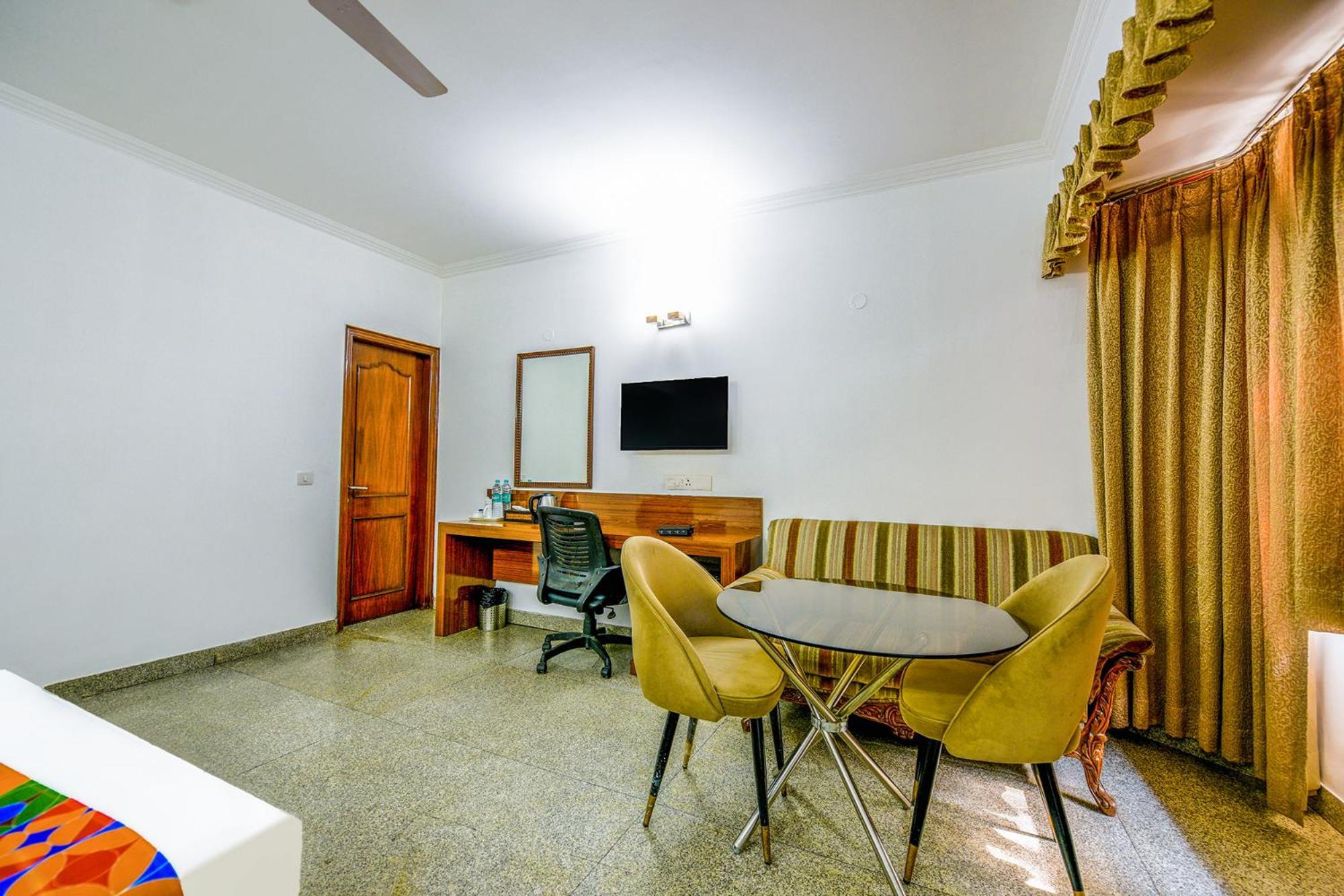 Hotel Exotica Leisure Valley, Gurgaon Bagian luar foto